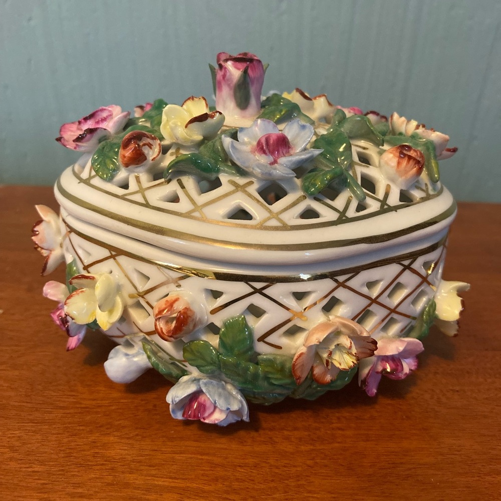 Decorative porcelain flower potpourri/jewelry box